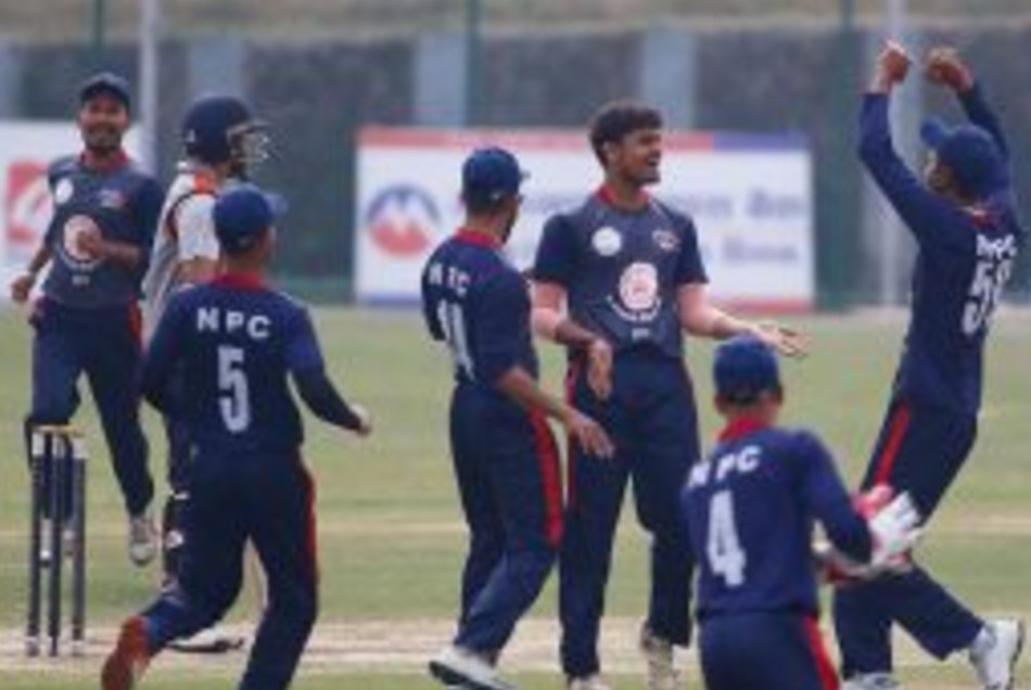 आखिर क्या है 'परफ्यूम बॉल' जिससे बल्लेबाजों को परेशान कर रहे हैं नेपाली बॉलर गुलशन झा