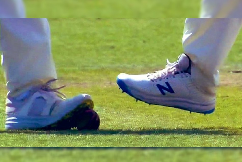 IND vs ENG: लॉर्डस में जूते की स्पाइक से दबाकर हुई बॉल टैम्परिंग, सहवाग-चोपड़ा ने उठाये सवाल