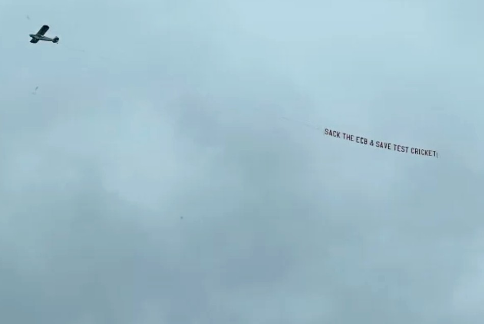 'ECB को हटाओ टेस्ट क्रिकेट बचाओ', इस मांग के साथ हेडिंग्ले के ऊपर से उड़ा प्लेन