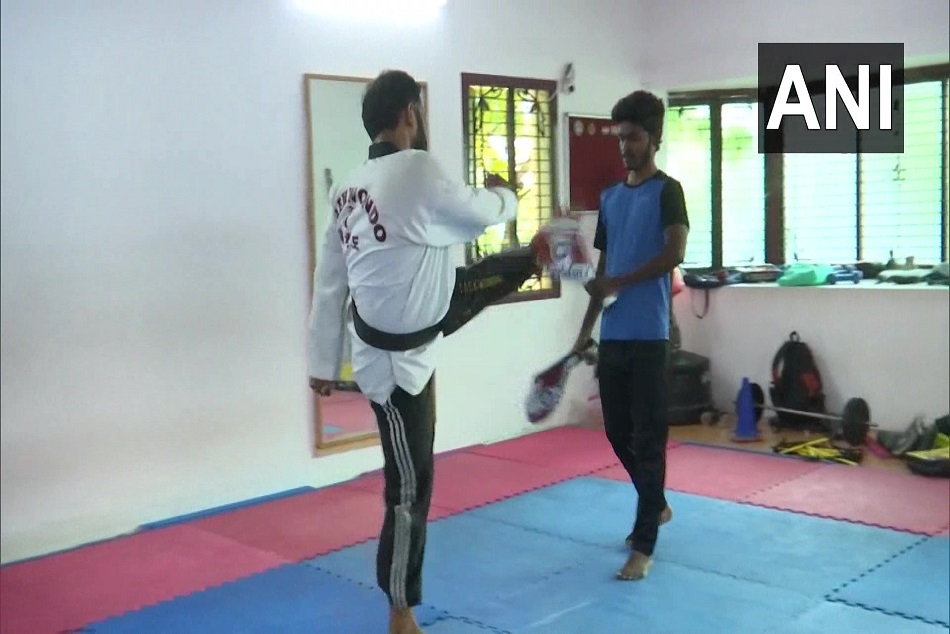 भारतीय ताइक्वांडो कोच ने बनाया गिनीज वर्ल्ड रिकॉर्ड, 1 मिनट में तोड़ी रिकॉर्ड 37 ईंटें