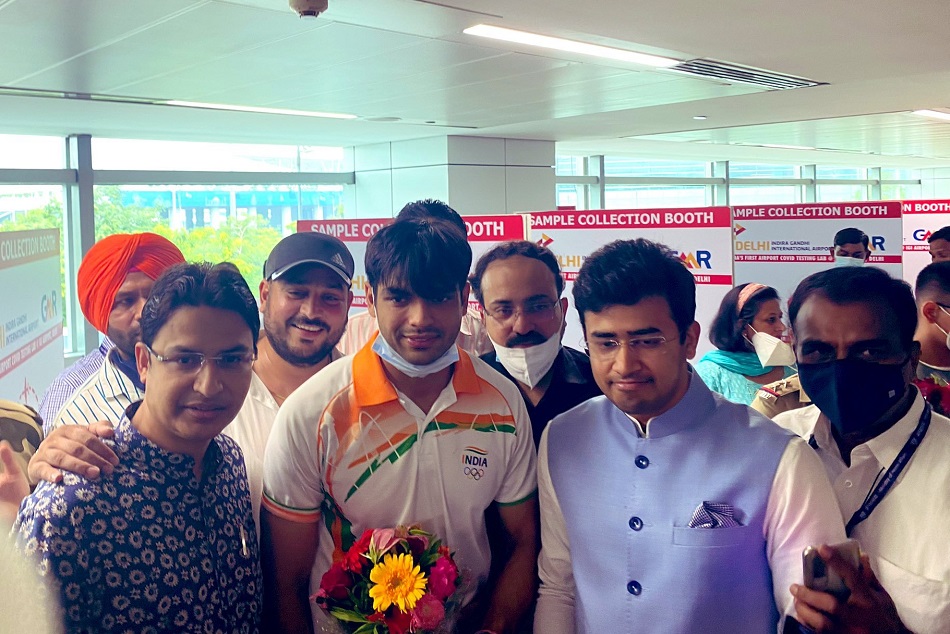 टोक्यो में तिरंगा लहरा अब भारत पहुंचे खिलाड़ी, बैंड-बाजे के साथ हुआ स्वागत