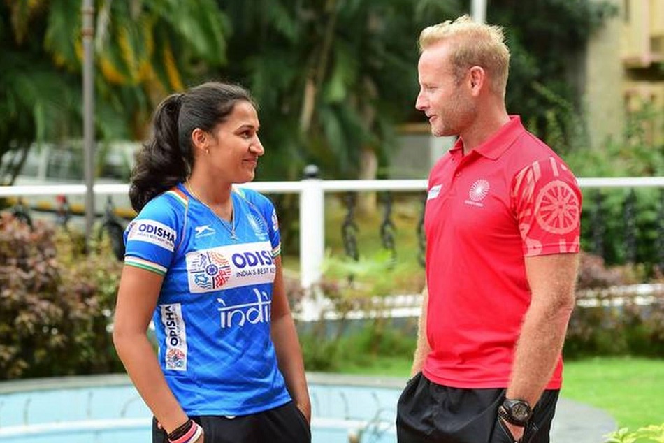 तीन हार के बाद टूटा था मनोबल, फिर कोच ने दिखाई महिला हाॅकी टीम को फिल्म