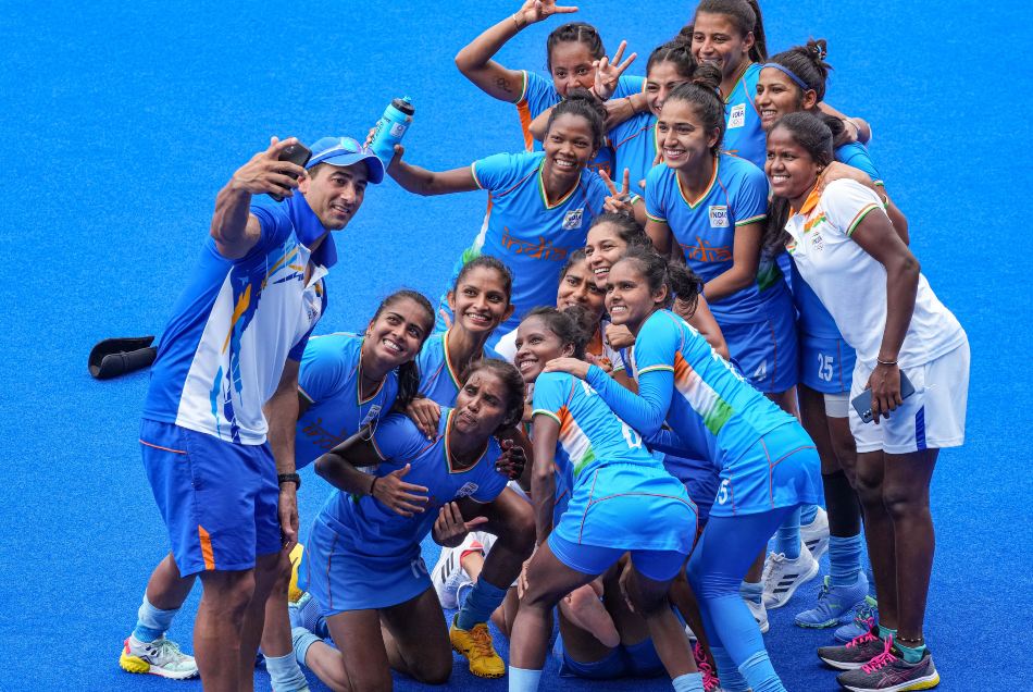 Tokyo 2020: भारतीय महिला हॉकी टीम की ऐतिहासिक जीत पर क्यों माफी मांगने लगे कोच, दिल जीत लेगा कारण