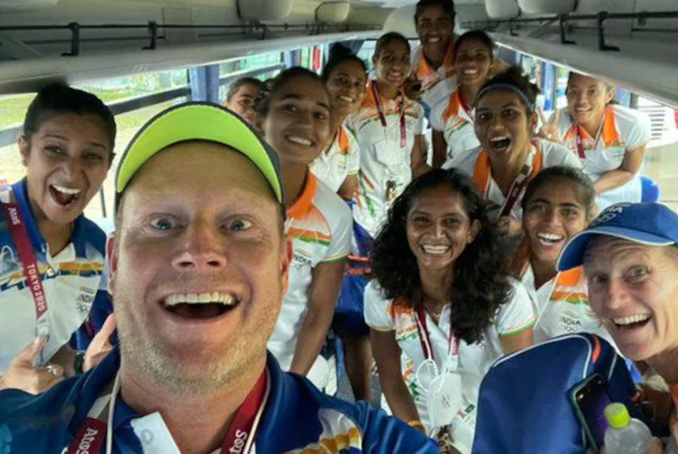 ओलंपिक में भारतीय महिला टीम ने रचा इतिहास तो शाहरुख खान ने भेजा खास मैसेज, कोच से की अपील