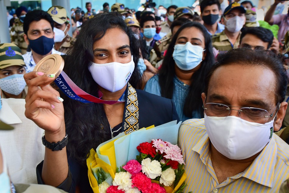 Tokyo 2020: ओलंपिक में पदक जीत घर पहुंची पीवी सिंधु, आरती के साथ हुआ स्वागत