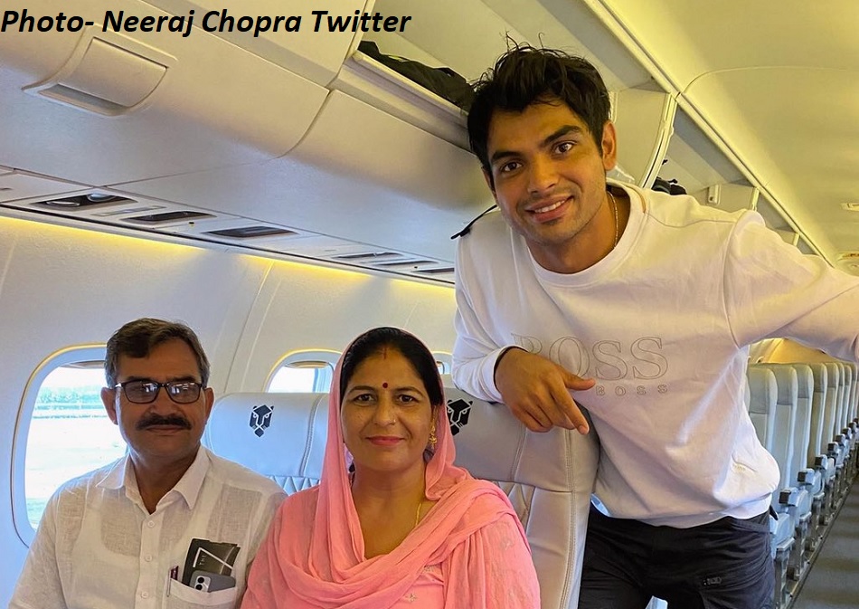 नीरज चोपड़ा का 'छोटा सा सपना' पूरा हुआ, माता-पिता को कराई उनकी पहली फ्लाईट की सैर