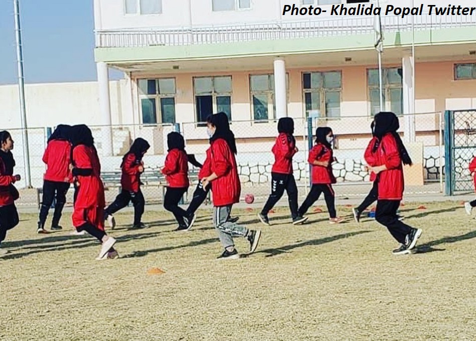 अफगानिस्तान की महिला यूथ फुटबॉल टीम पाकिस्तान पहुंची, दूसरे देशों से मांगेंगी राजनीतिक शरण