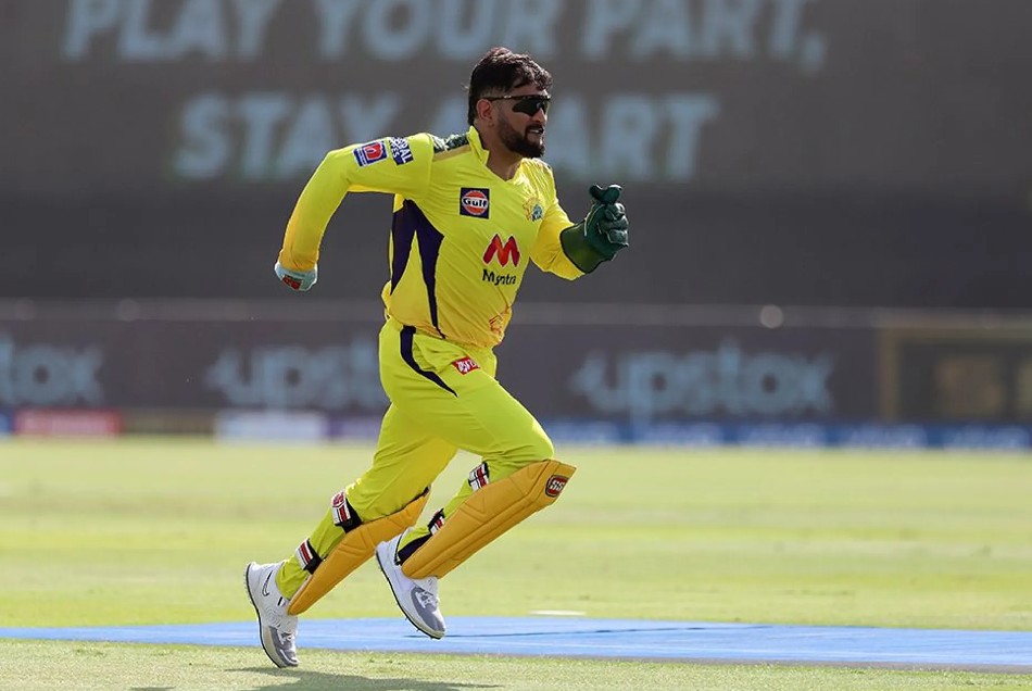 CSK vs KKR: अबुधाबी में धोनी ने रचा इतिहास, दिनेश कार्तिक को पीछे छोड़ नाम किया बड़ा IPL रिकॉर्ड