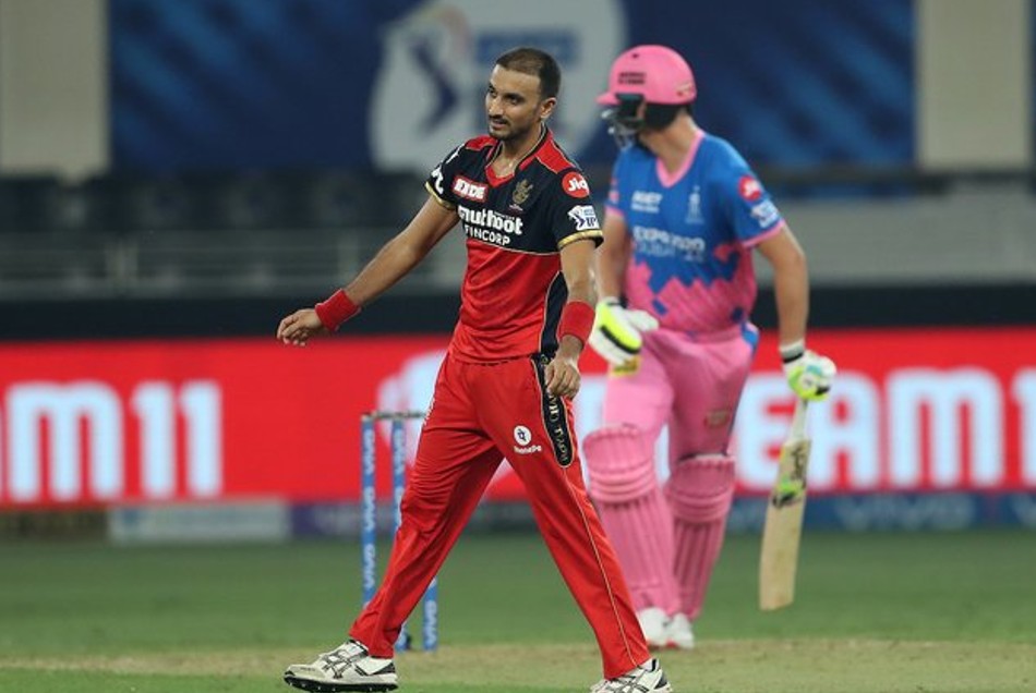 RR vs RCB: एक ही ओवर में 3 विकेट झटक हर्षल पटेल ने रचा इतिहास, तोड़ा चहल का बड़ा रिकॉर्ड