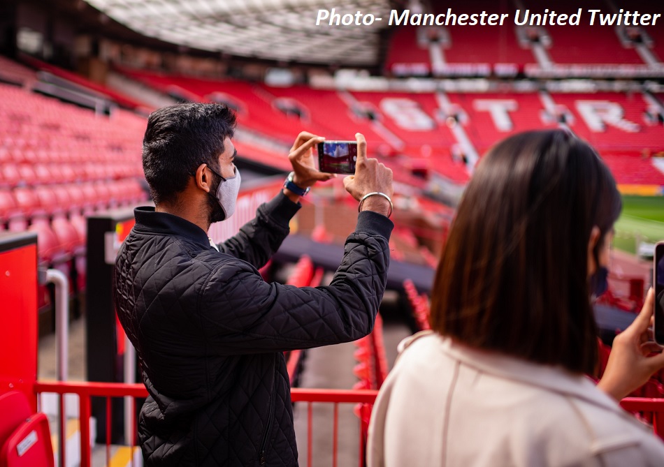 IPL से मिला छोटा ब्रेक, बुमराह पहुंचे पत्नी संजना संग मैनचेस्टर यूनाइटेड के होम ग्राउंड में