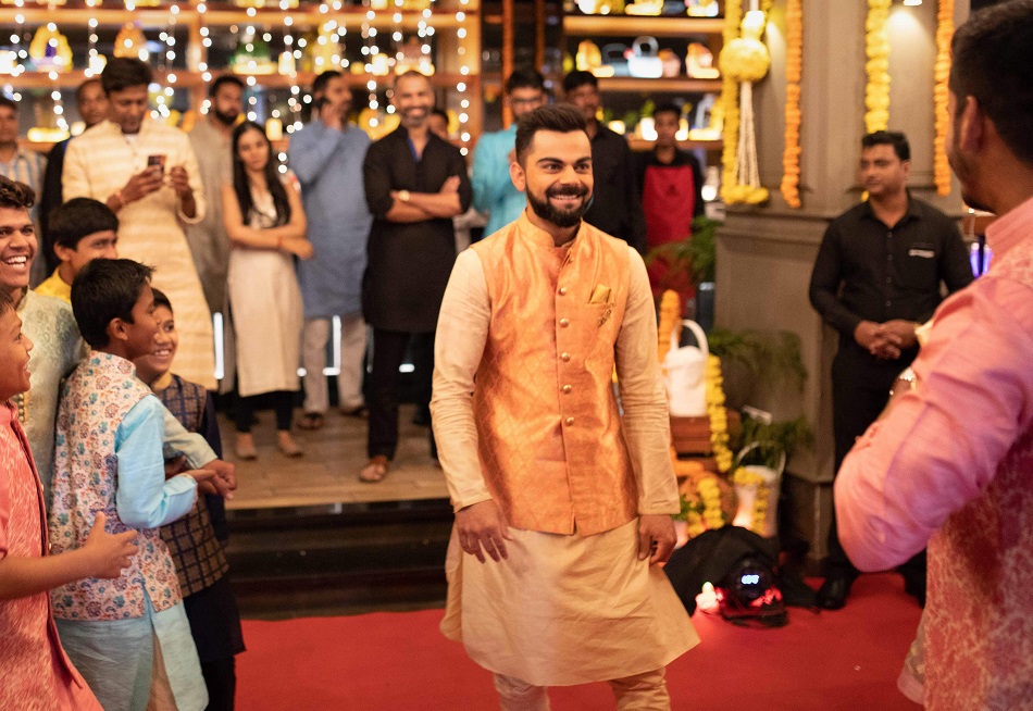 कोहली ने की दीवाली के लिए टिप्स की पेशकश, फैंस बोले- पहले धोनी से ट्रॉफी जीतने की सलाह ले लो