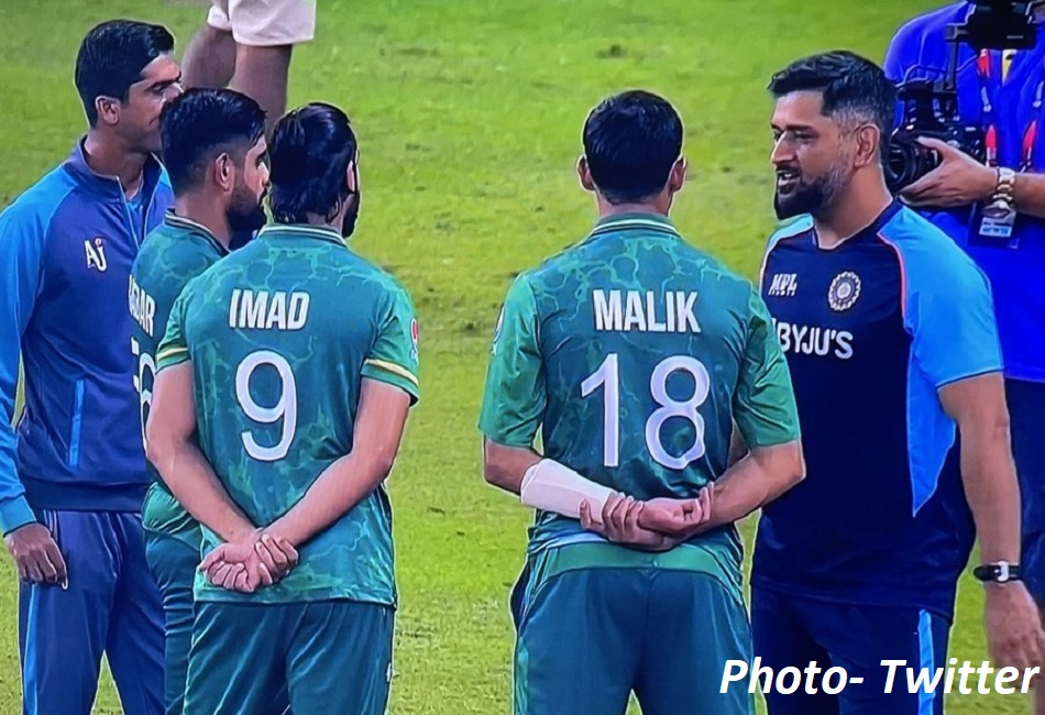 MS Dhonis pictures with Pakistani players won hearts, lot of applause on social media