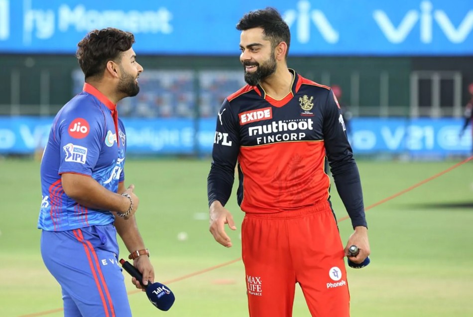 RCB vs DC: लीग स्टेज के आखिरी मैच में आरसीबी ने जीता टॉस, पहले बल्लेबाजी करेगी दिल्ली