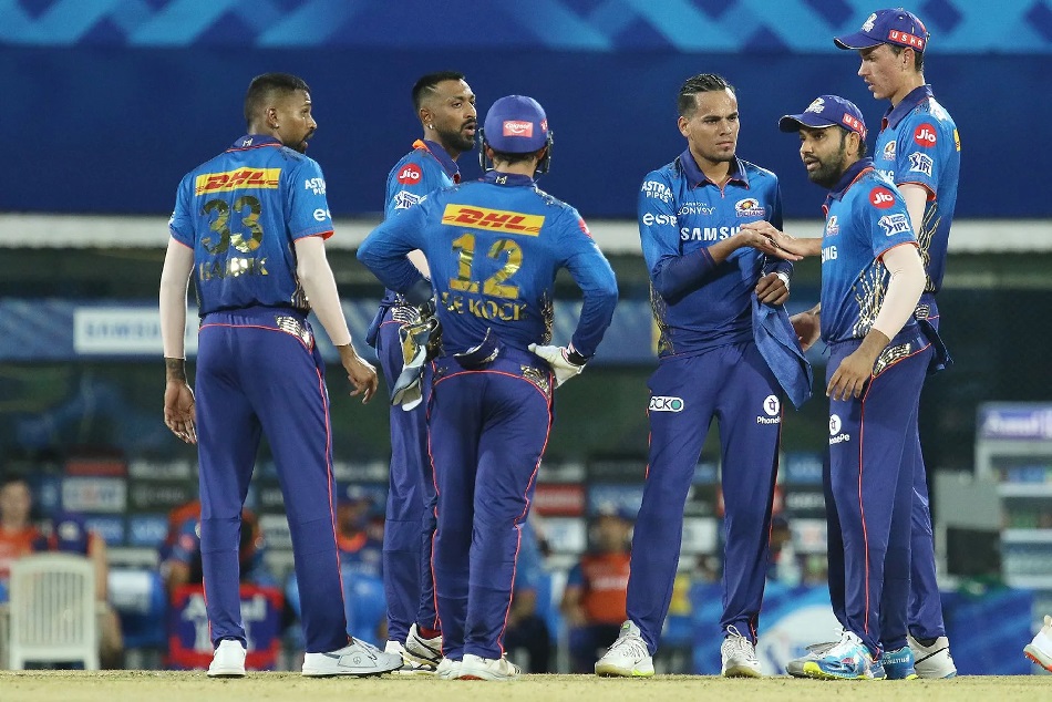 IPL 2021 : केकेआर हारा तो प्लेऑफ में पहुंच जाएगा मुंबई, देखें क्या है स्थिति