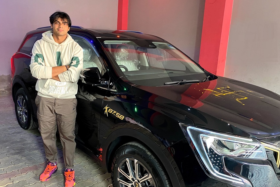 आनंद महिंद्रा ने पूरा किया वादा, नीरज चोपड़ा को तोहफे में दी शानदार गाड़ी