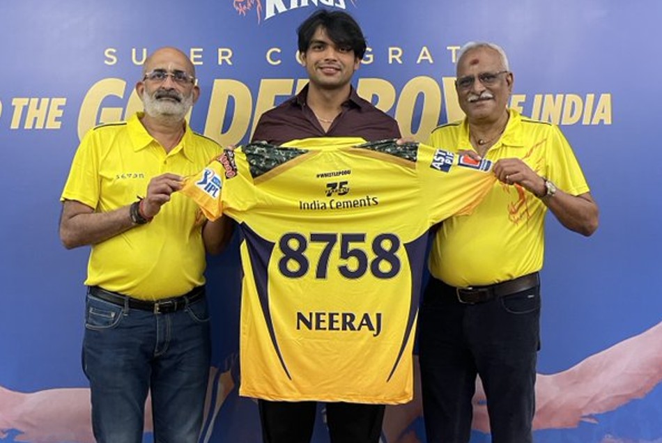 गोल्ड मेडलिस्ट नीरज चोपड़ा का CSK ने किया सम्मान, खास जर्सी के साथ दिये इतने करोड़
