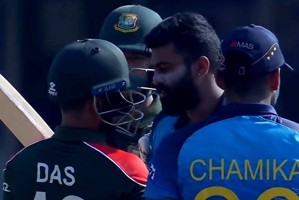 भारत-पाकिस्तान बनती जा रही है श्रीलंका-बांग्लादेश की राइवलरी, शारजाह में भिड़े खिलाड़ी, अंपायर्स ने छुड़ाया