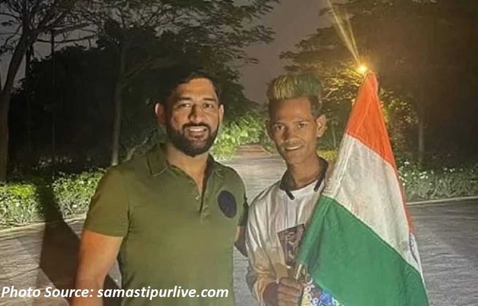 धोनी से मिलने के लिए 1436 Km की दूरी तय करके आया जुनूनी फैन, भारत के लिए खेलना है सपना