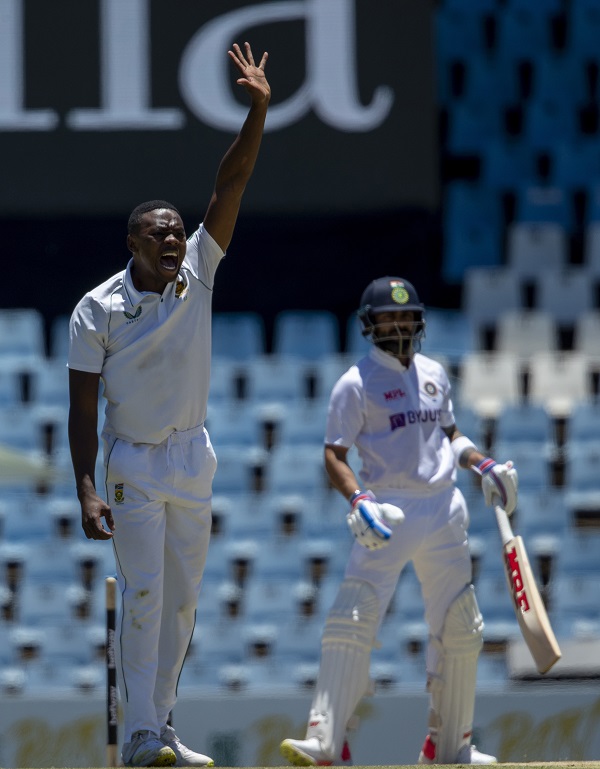 बाहर की गेंद को छेड़ने की कोशिश