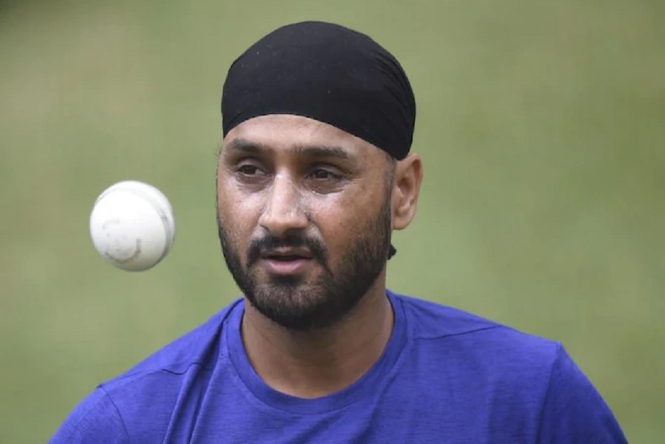 'धोनी की तरह नरम होते तो कोहली इतने रन नहीं बनाते', हरभजन ने दिया बयान