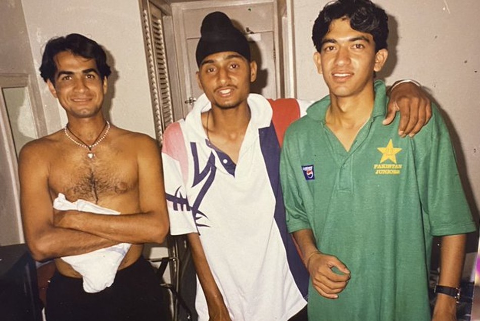 अंडर-19 के दिनों की तस्वीर शेयर कर हरभजन ने फैन्स को दिया चैलेंज, कहा- पहचानो तो मानें