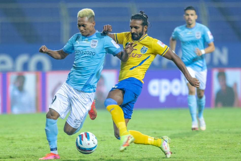 ISL 2021-22: केरला ब्लास्टर्स ने रोका मुंबई का विजय रथ, 3-0 से रौंदकर चौंकाया