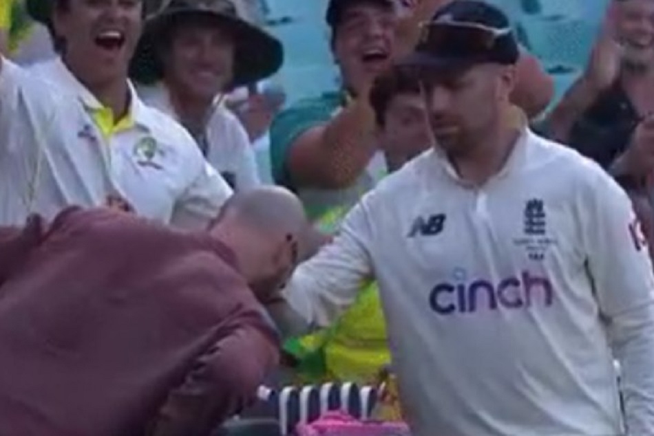 इंग्लिश क्रिकेटर ने गंजे फैन के सिर पर दिया ऑटोग्राफ, VIDEO देख नहीं रुकेगी हंसी