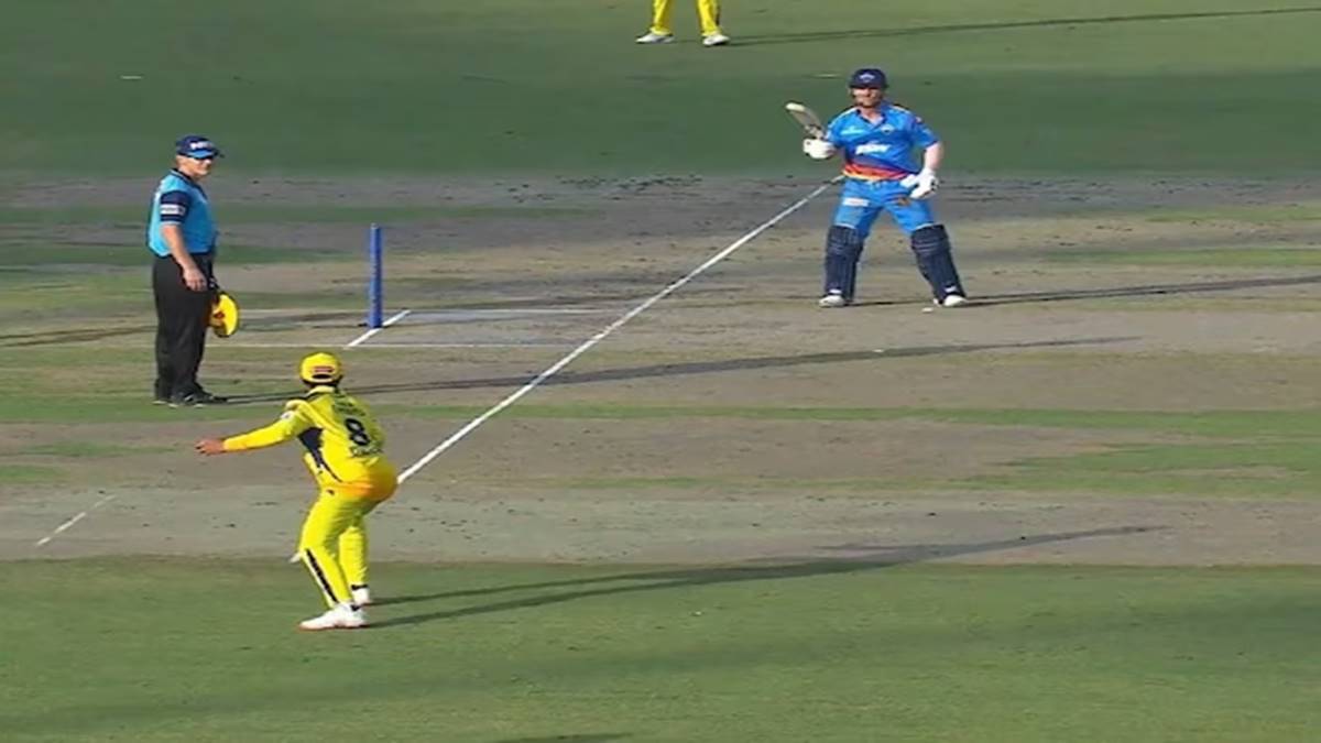 DC vs CSK: 'सर' रवींद्र जडेजा के सामने डेविड वॉर्नर ने की तलवारबाजी, मैदान पर हुई जमकर मस्ती, देखें वीडियो