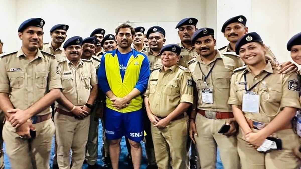 IPL 2023: पुलिस अफसरों में भी दिखा धोनी का क्रेज, सेल्फी लेने के लिए चारों तरफ से घेरा, तस्वीर वायरल
