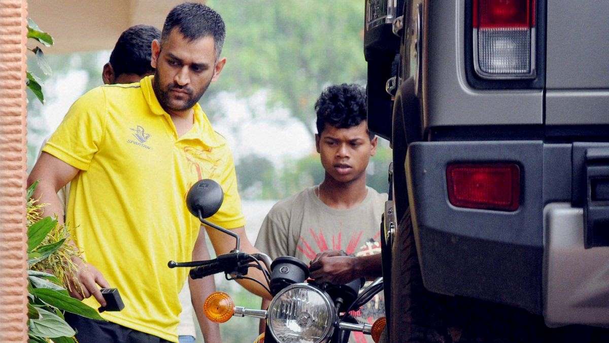 महेंद्र सिंह धोनी ने गार्ड को अपनी बाइक से गेट तक छोड़ा, वीडियो सोशल मीडिया पर वायरल