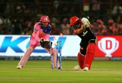 IPL 2019 : कोहली को आउट करते ही पूरे मैदान में दौड़ गया यह गेंदबाज, VIDEO वायरल