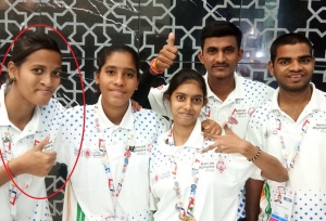 लोगों के घर में मां लगाती है झाडू-पोछा, बेटी ने 'गोल्ड मेडल' जीतकर किया देश का नाम राैशन