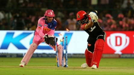 IPL 2019 : कोहली को आउट करते ही पूरे मैदान में दौड़ गया यह गेंदबाज, VIDEO वायरल