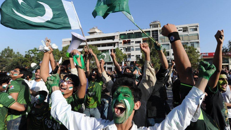 ऋषि कपूर के ट्वीट से भड़के पाक प्रशंसक