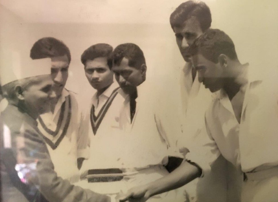 कप्तान पटौदी टीम के साथी खिलाड़ियों को लाल बहादुर शास्त्री से मिलवा रहे हैं