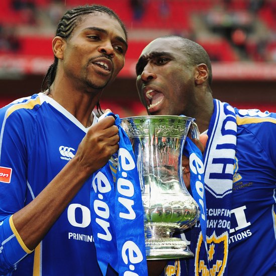 पत्नी के पैसे चुराकर ख़रीदा फुटबॉल क्लब!