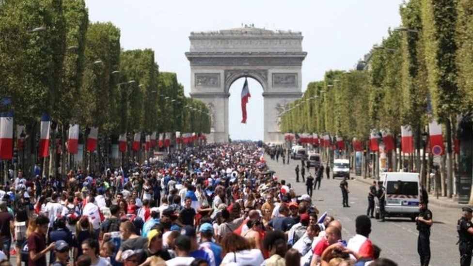 फ्रांस : वर्ल्ड कप फ़ुटबॉल जीतने वाली टीम को सर्वोच्च सम्मान